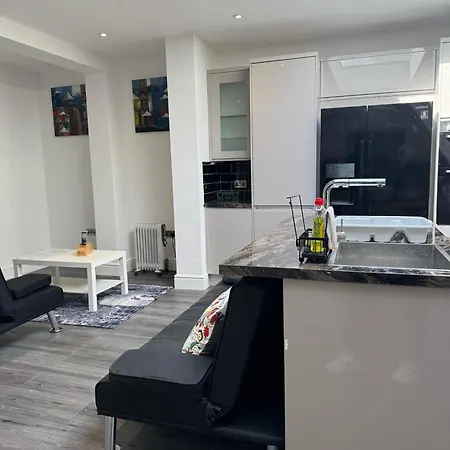 Big & Spacious 5 Bedroom House In London