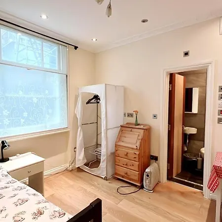 301 Self Contained In Heart Of דירה