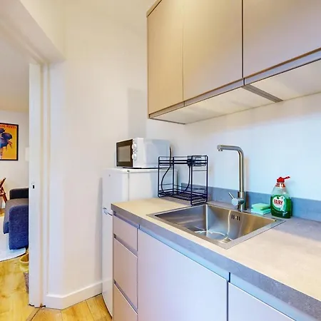 Charming 1 Bedroom Near Shepherds Bush Station Appartement Londen