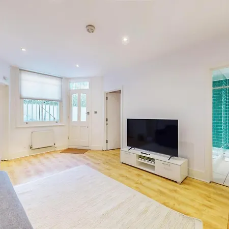 Charming 1 Bedroom Near Shepherds Bush Station * Londen