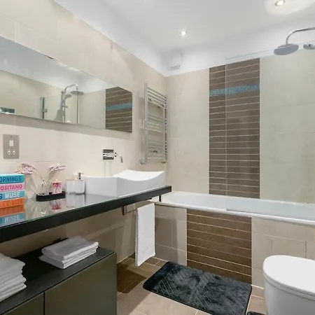 Near Highbury Islington Station With Private Garden * Londen