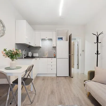 Scott Ellis 2 Apartment *