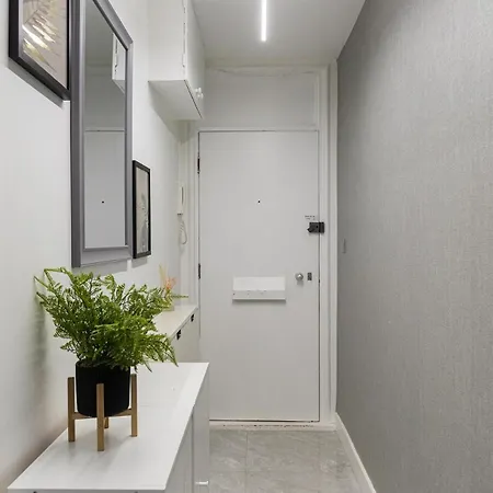 Apartment Scott Ellis 2 *