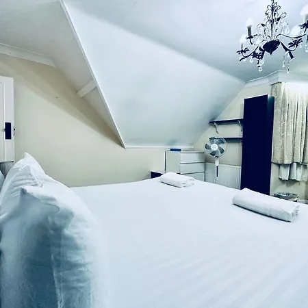 Eden's Place In Harrow - 1 Extra Large Double Bed, 3 Single Beds, Spacious, Ideal For Families Pinner