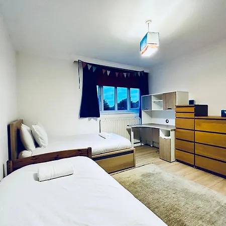 Eden's Place In Harrow - 1 Extra Large Double Bed, 3 Single Beds, Spacious, Ideal For Families * Pinner