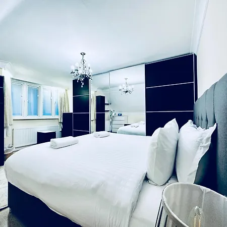 Eden's Place In Harrow - 1 Extra Large Double Bed, 3 Single Beds, Spacious, Ideal For Families