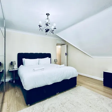 Eden's Place In Harrow - 1 Extra Large Double Bed, 3 Single Beds, Spacious, Ideal For Families Pinner