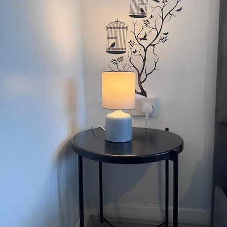 Modern In A 4 Bedroom Flat In London, Shared Bathroom! London