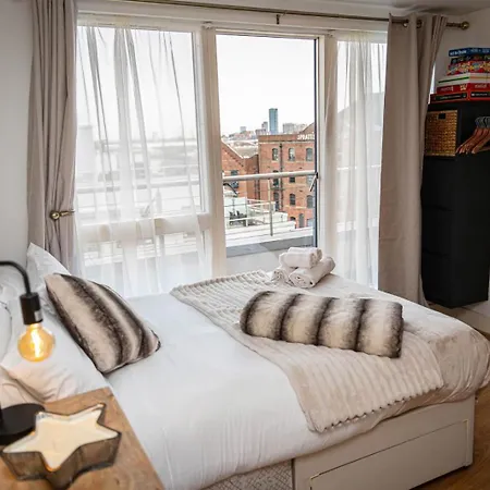 Penthouse - Canary Wharf - 24 Hr Concierge, Gym, Hot Tub, Sauna, Balcony, Terrace *