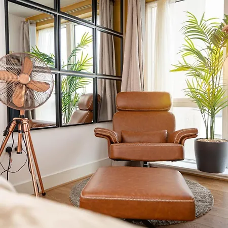 Apartment Penthouse - Canary Wharf - 24 Hr Concierge, Gym, Hot Tub, Sauna, Balcony, Terrace *