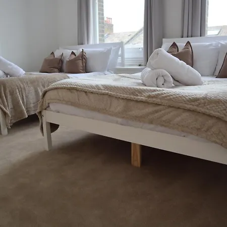 3 Bed, 2 Bath With Terrace & Local Entertainment