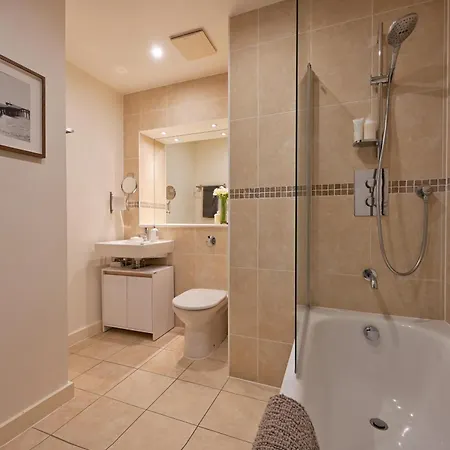 Luxurious Docklands Loft - Steps Away From Excel & Dlr - Free Parking