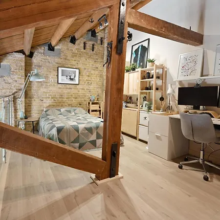 Luxurious Docklands Loft - Steps Away From Excel & Dlr - Free Parking Apartment *