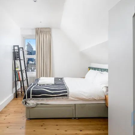 Boutique 2br With Roof Terrace Near Tube - West Kensington London