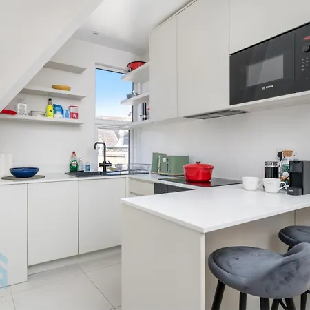 Boutique 2br With Roof Terrace Near Tube - West Kensington Apartment *