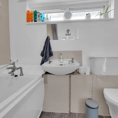 Spacious 9-Person Stay With Free Parking In London