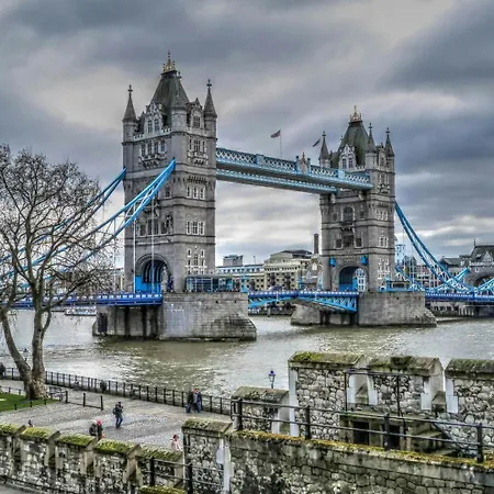 Serene Garden Flat - Steps From Tower Bridge London