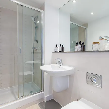 Apartment Stunning 2-bed, 2-bath With Balcony Views Stratford Westfield