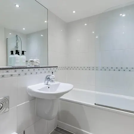 Stunning 2-bed, 2-bath With Balcony Views Stratford Westfield *