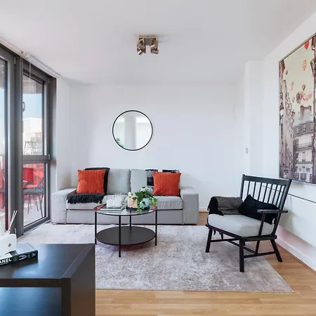 Stunning 2-bed, 2-bath With Balcony Views Stratford Westfield Apartment