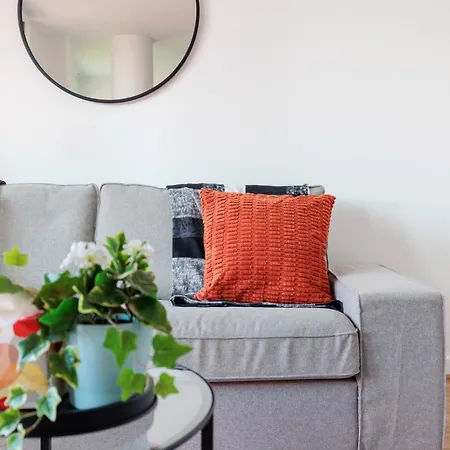 Apartment Stunning 2-bed, 2-bath With Balcony Views Stratford Westfield