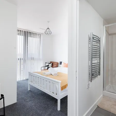Apartment Stunning 2-bed, 2-bath With Balcony Views Stratford Westfield London