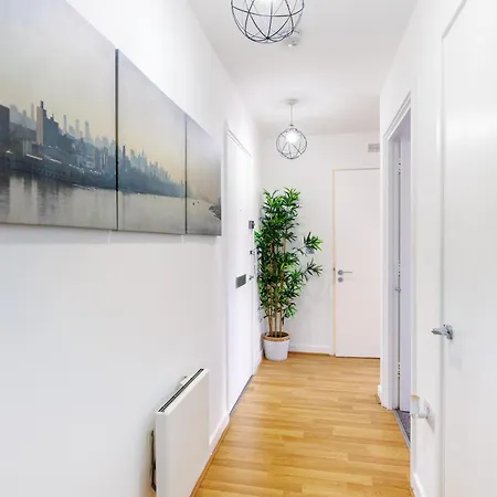 Apartment Stunning 2-bed, 2-bath With Balcony Views Stratford Westfield *