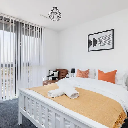 Stunning 2-bed, 2-bath With Balcony Views Stratford Westfield *