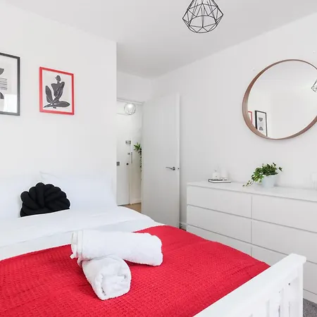 Apartment Stunning 2-bed, 2-bath With Balcony Views Stratford Westfield *