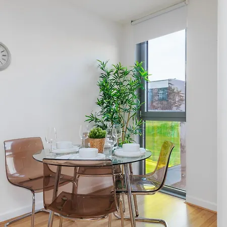 Apartment Stunning 2-bed, 2-bath With Balcony Views Stratford Westfield London
