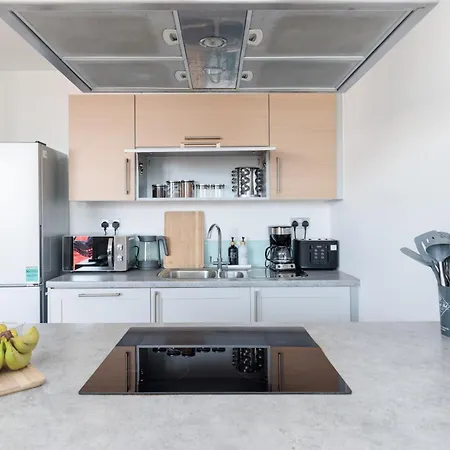 Stunning 2-bed, 2-bath With Balcony Views Stratford Westfield London