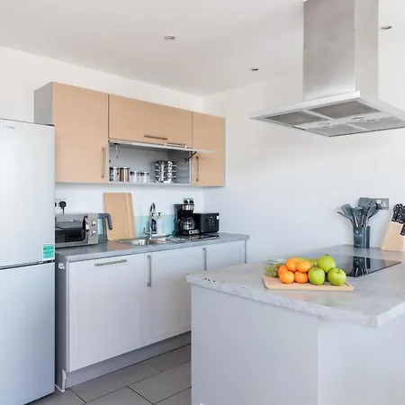 Stunning 2-bed, 2-bath With Balcony Views Stratford Westfield *