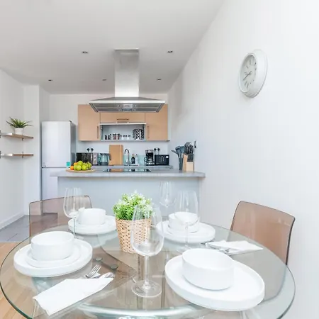 Stunning 2-bed, 2-bath With Balcony Views Stratford Westfield