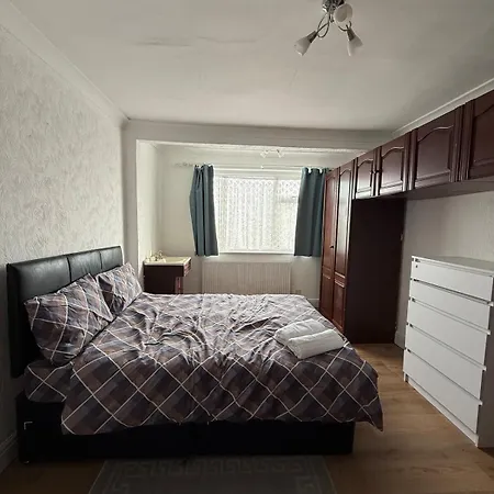 Villa In Harrow Pinner