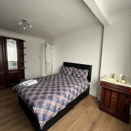 Villa In Harrow Pinner