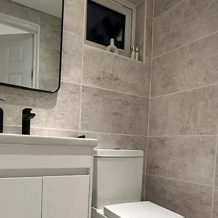 New London Private With New Kitchen *