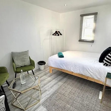 New London Private With New Kitchen Apartment *