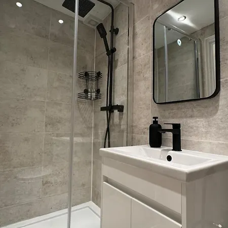 New London Private With New Kitchen Apartment *