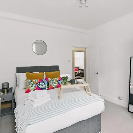 Modern 1-bedroom Retreat In Trendy Clerkenwell Apartment *
