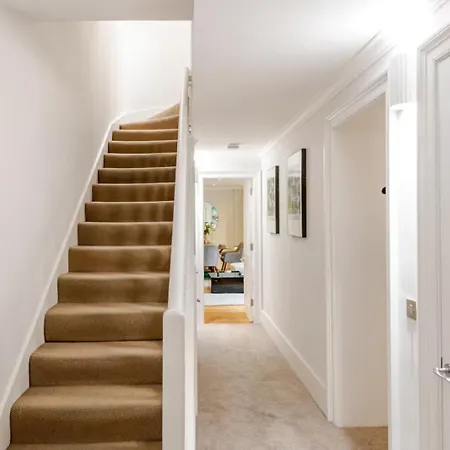 Super Lux 3 Bed By Mayfair *