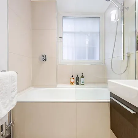 Super Lux 3 Bed By Mayfair Apartment