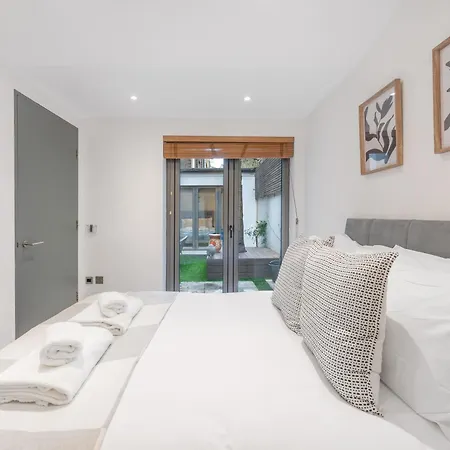 Casa Italia Near South Kensington, Hyde Park And Gloucester Road Station - Outside Space Private Apartment *