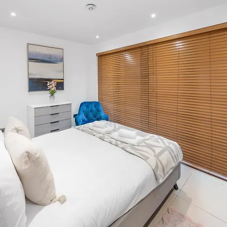 Casa Italia Near South Kensington, Hyde Park And Gloucester Road Station - Outside Space Private Apartment *
