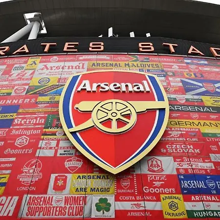 Stylish 2-bed Retreat Steps From Emirates Stadium דירה לונדון