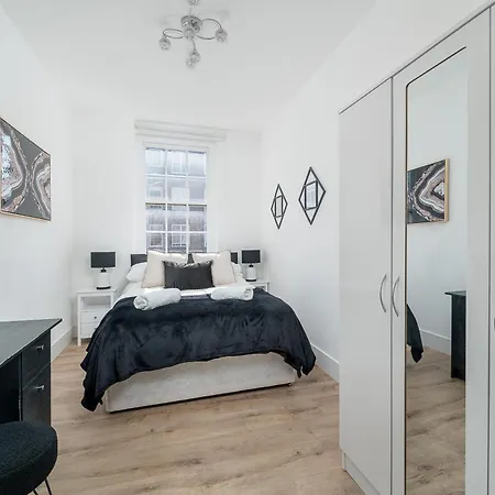 Queensway Dream, Hyde Park