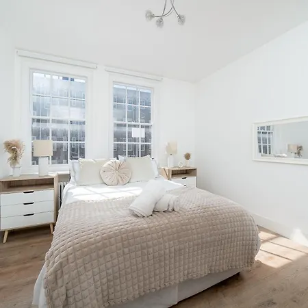 Queensway Dream, Hyde Park