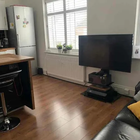Relax & Chill - Crystal Palace Homestay
