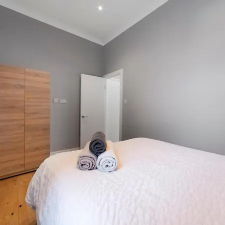 Queens Park 1 Bed Sleeps 4 Ppl Ground Floor London