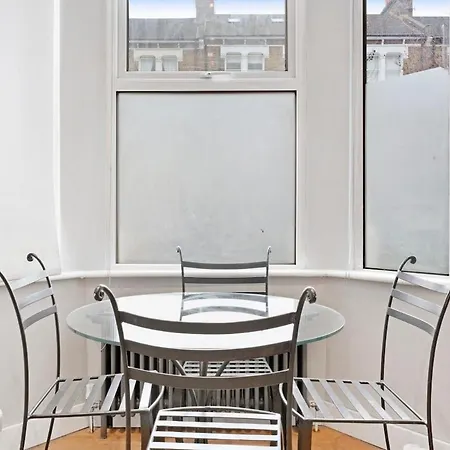Queens Park 1 Bed Sleeps 4 Ppl Ground Floor Apartment