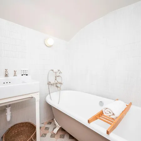 Pass The Keys Luxury Stylish Duplex With Private Garden London